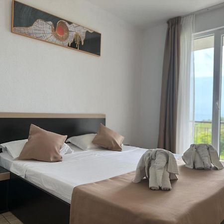 אפורי סוד Hotel Cosmos מראה חיצוני תמונה