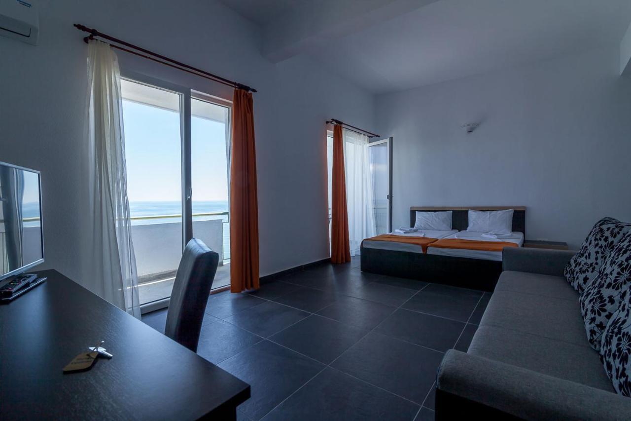 אפורי סוד Hotel Cosmos מראה חיצוני תמונה