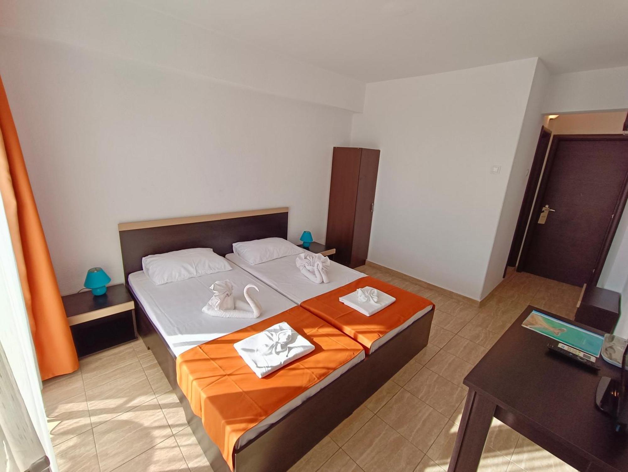 אפורי סוד Hotel Cosmos מראה חיצוני תמונה