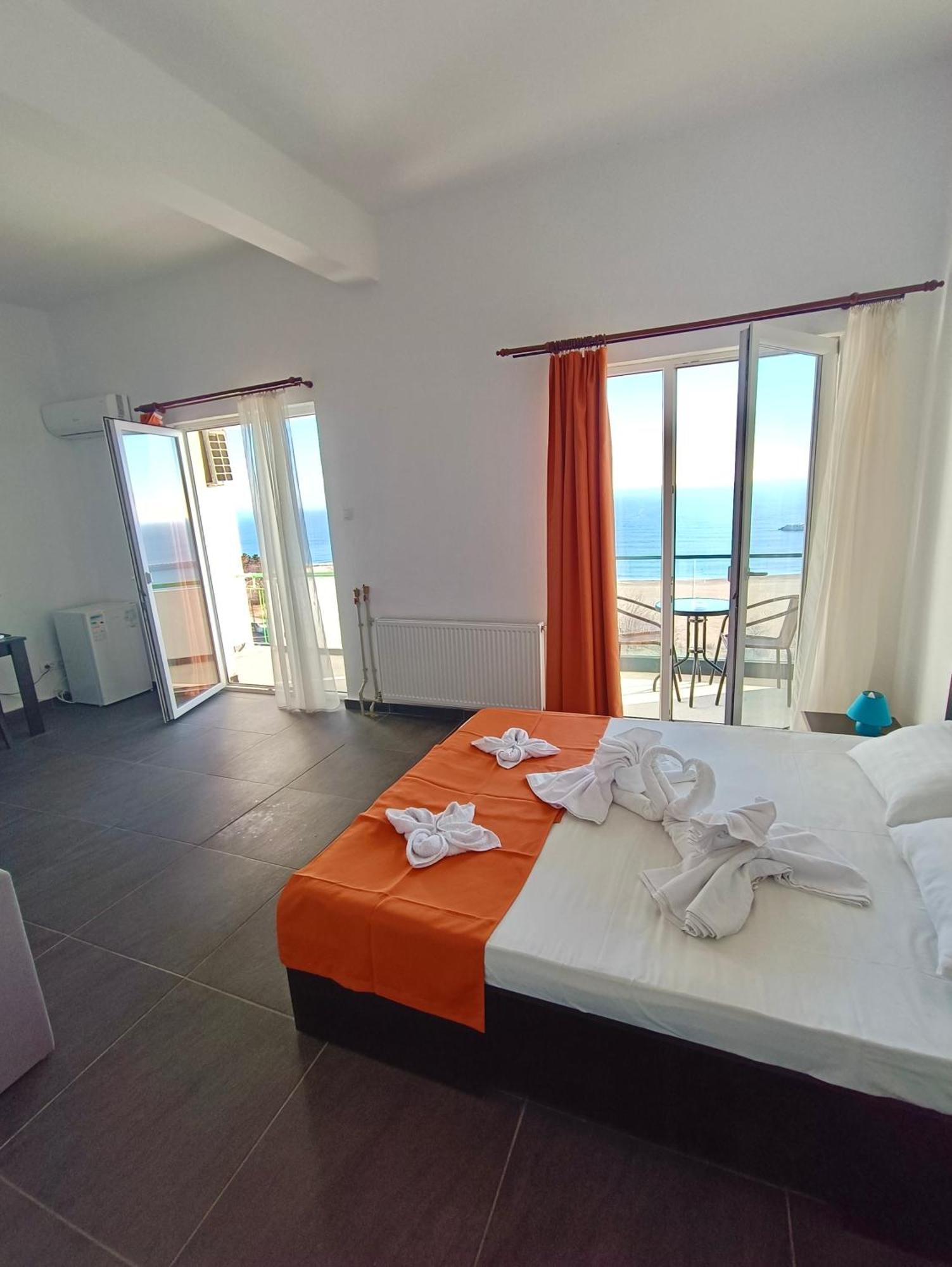 אפורי סוד Hotel Cosmos מראה חיצוני תמונה