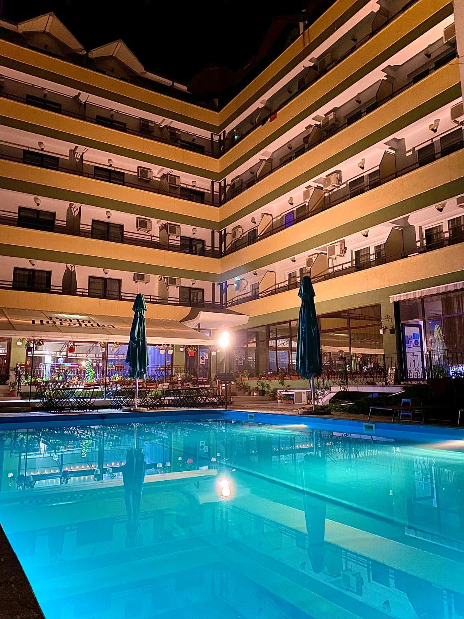 אפורי סוד Hotel Cosmos מראה חיצוני תמונה