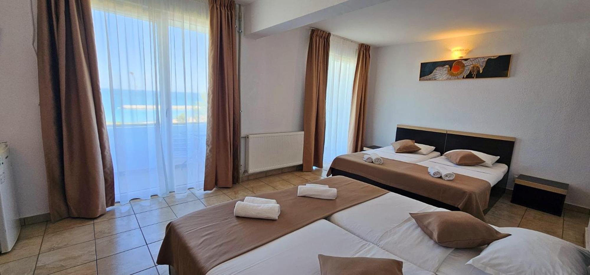 אפורי סוד Hotel Cosmos מראה חיצוני תמונה