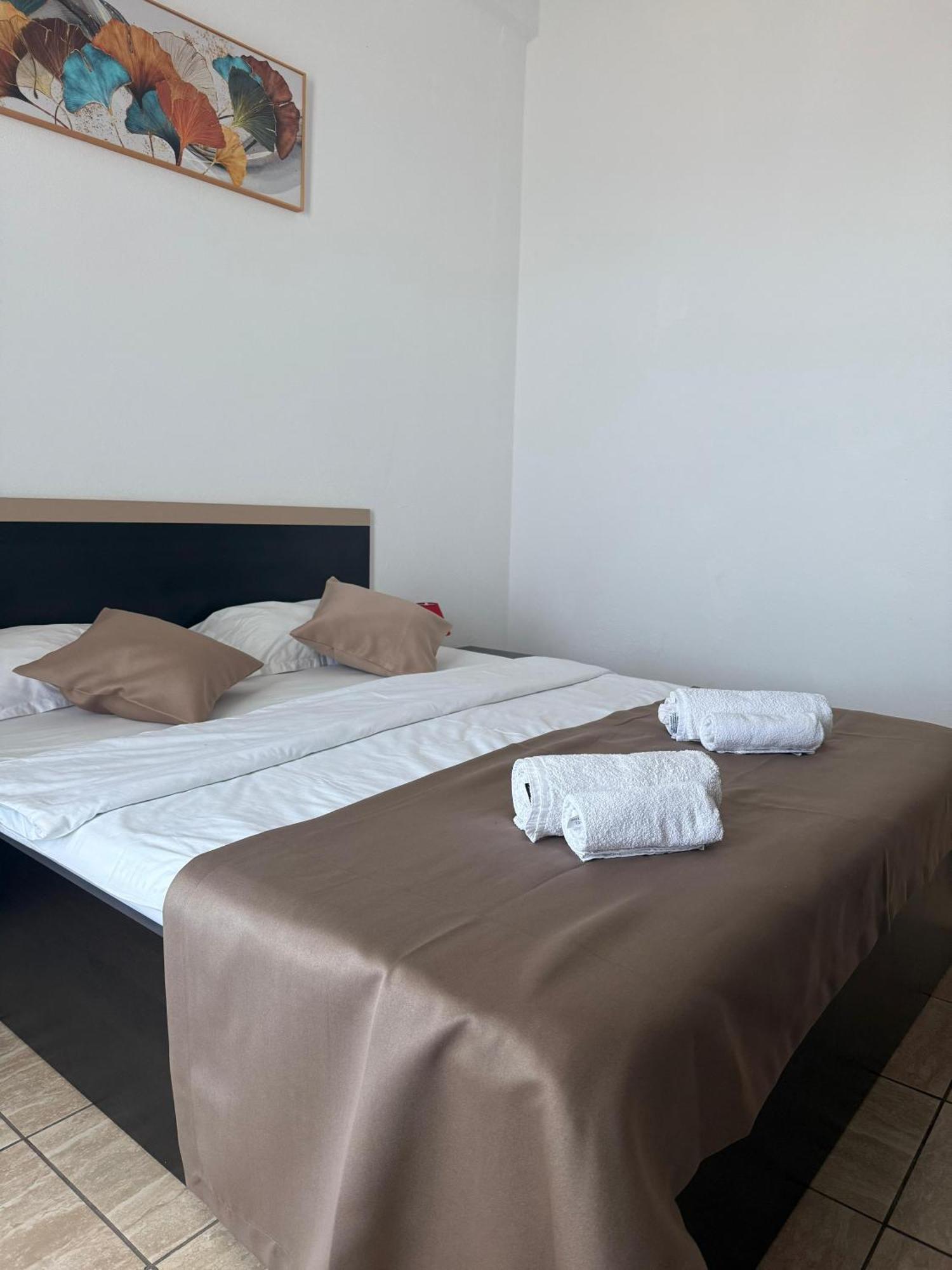 אפורי סוד Hotel Cosmos מראה חיצוני תמונה